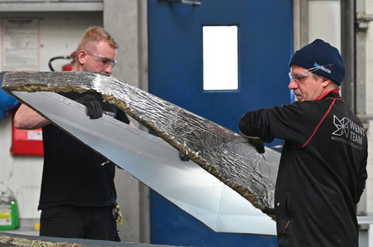 Montaż central wentylacyjnych w hali i biurze